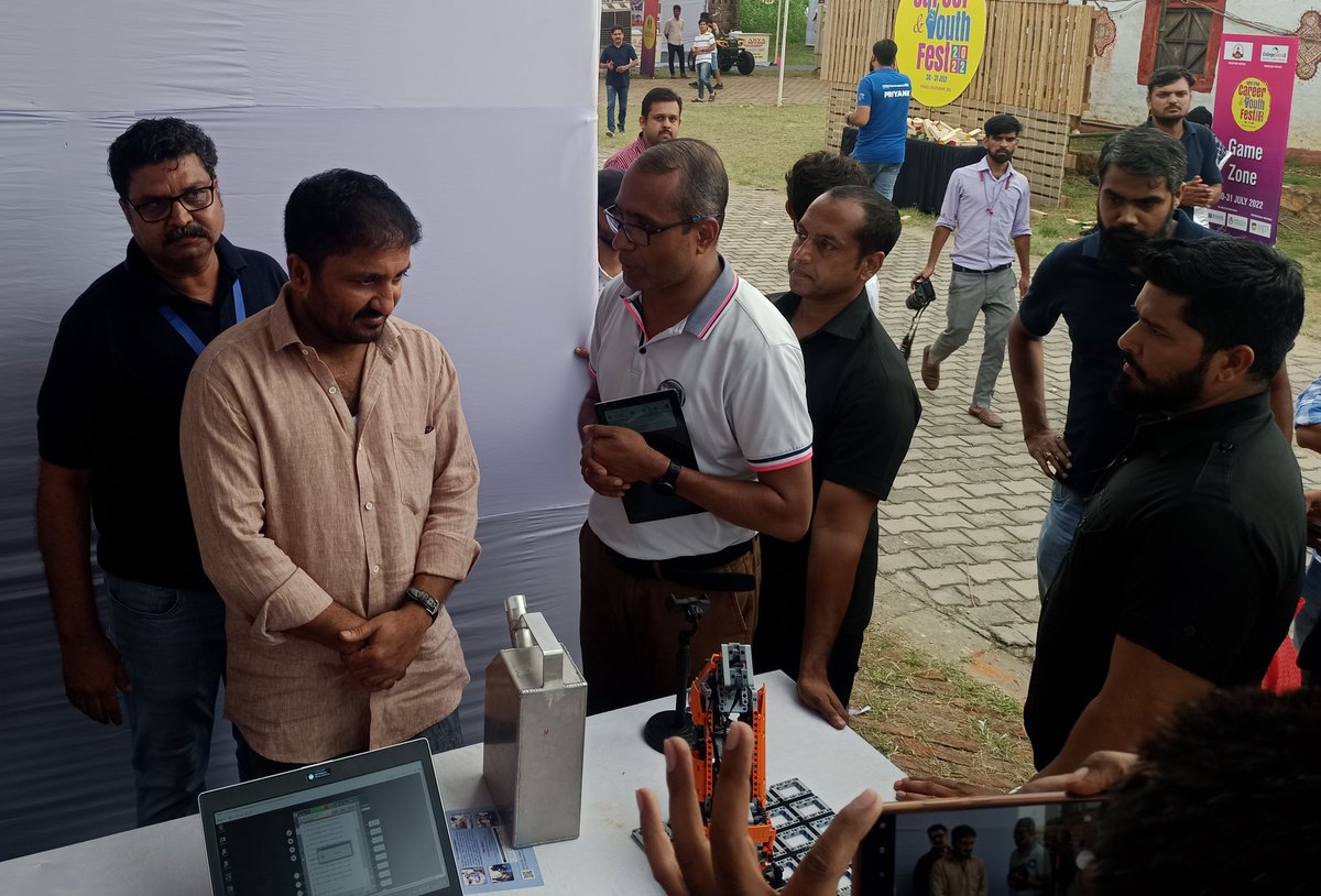rajdeepucb's tweet photo. Glad to host #Super30 founder @teacheranand in our #BSDUSkillMe🆙Booth at #MyFM Youth #Festival
The subsequent discussion that we had includes BSDU’s student-centric small batch  #Teaching &amp; #Training approach
#ExpereinceBSDU #BSDUOutreach #wednesdaywisdom https://t.co/MzIXqx5pxH
