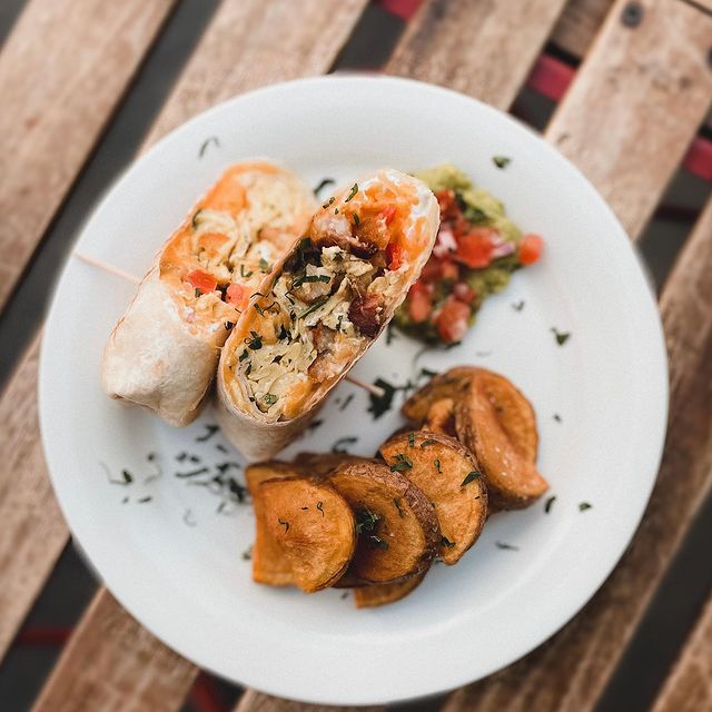 KinoBarcelona's tweet photo. A wrap with eggs, bacon and "pico de gallo" for breakfast? 😏🍳🌯

¿Un wrap con huevos, tocino y pico de gallo para el desayuno? 😏🍳🌯

#kinobcn #elraval #wrap #macbalife #brunch https://t.co/1pV0zugCqW