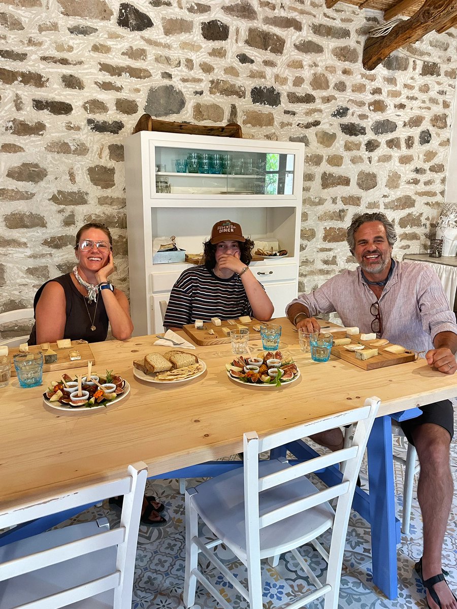 Visite inaspettate qui a Sinnos Formaggi!
<a href="/markruffalo/">Mark Ruffalo</a> e la sua bella famiglia ..