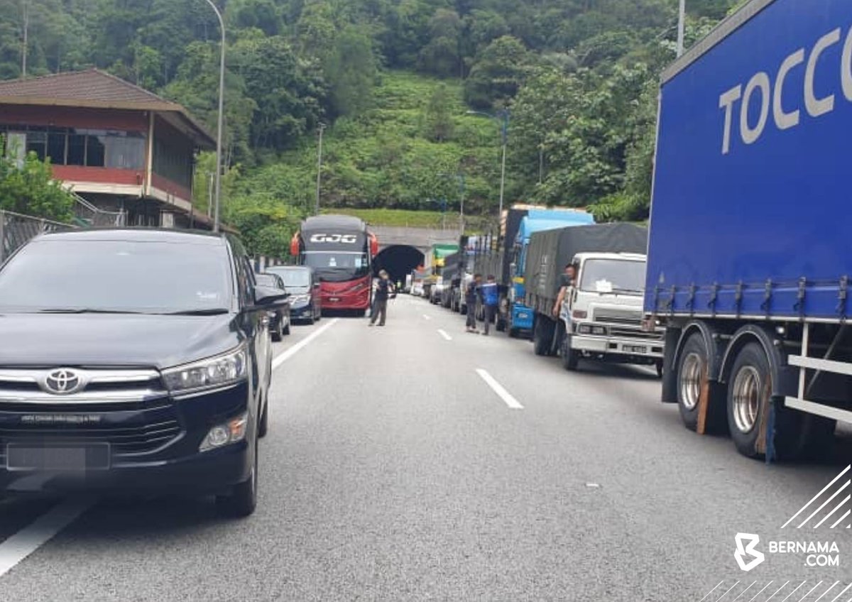 Laluan di Km265.9 Lebuhraya Utara Selatan arah Selatan dari Terowong Menora ke Ipoh terhalang akibat kemalangan lori membawa muatan tin sardin terbalik tengah hari tadi.

📸Abd Rasid Lamak | BERNAMA  & @LLMinfotrafik