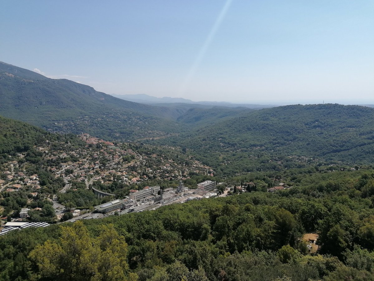 FranckLavagna's tweet photo. Toujours dans le haut pays dans le fabuleux village de #gourdon et cette vue unique sur la #CotedAzurFrance et la mediterannee
Un lieu qui devient the #placetowork du télétravail avec l arrivée de la #fibre pour Noël 2022 https://t.co/isx86hYZvZ