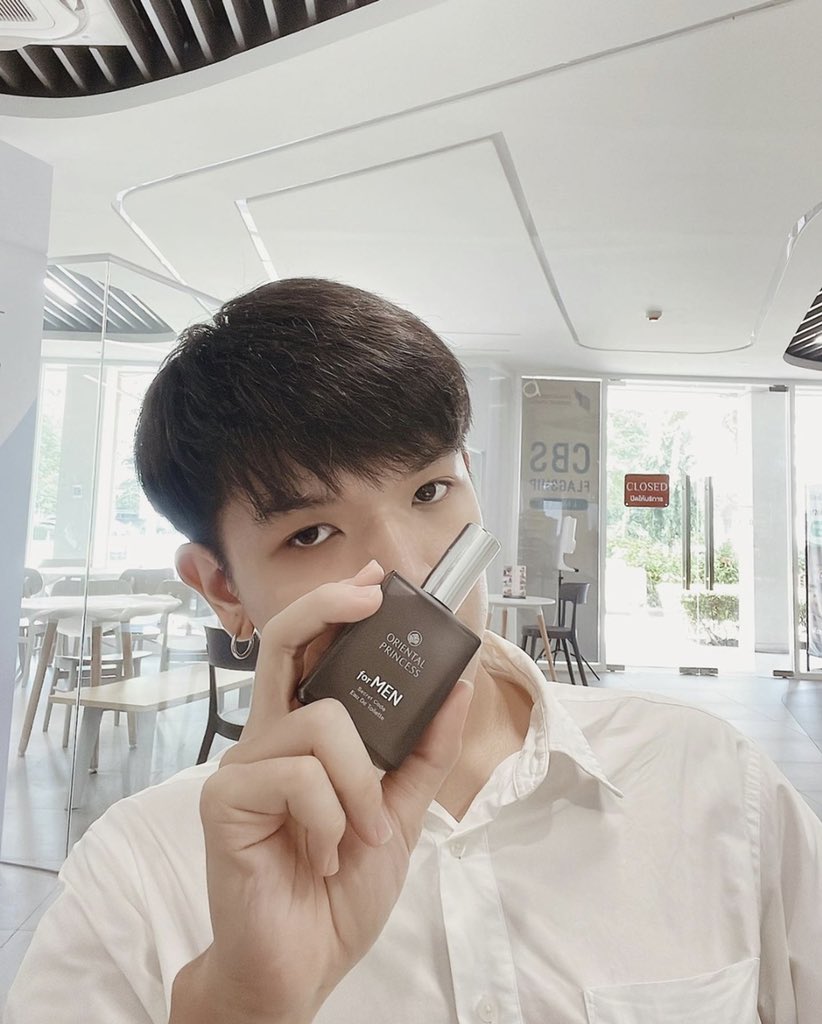 Phuarch's tweet photo. ได้ใช้น้ำหอมผู้ชายของ OP for MEN ตัวนี้คือสดชื่นมากหอมแบบสะอาดๆ เป็นกลิ่นแนวๆ Citrus Woody สดชื่นๆเย็นๆหอมมากกก ราคาก็จับต้องได้ในระดับนักศึกษาหรือคนทำงาน ขวดละ 655 บาทเอง ต้องไปลอง ☺️🍊🪵 #OPforMEN #รีวิวOP https://t.co/9mreNBMtRm