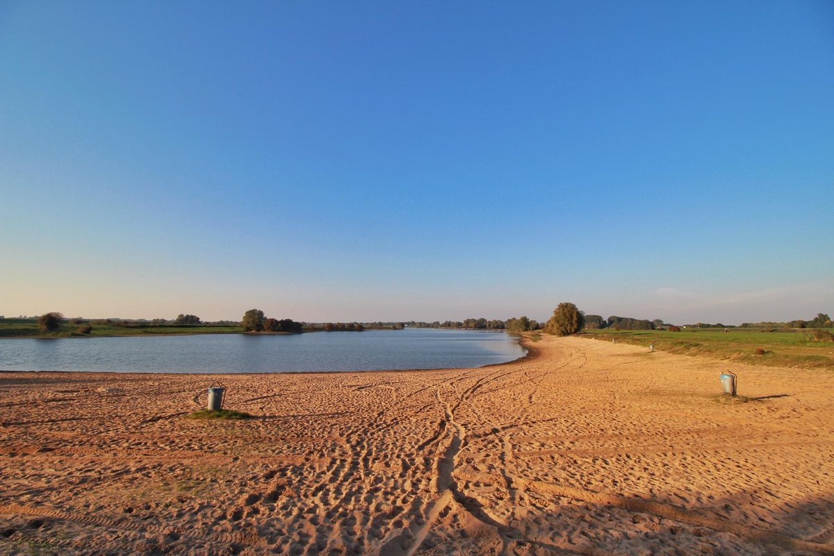 ❗️ 𝗕𝗹𝗮𝘂𝘄𝗮𝗹𝗴 𝗯𝗶𝗷 𝗗𝗲 𝗭𝗮𝗻𝗱𝗺𝗲𝗿𝗲𝗻 𝗲𝗻 𝘀𝘁𝗿𝗮𝗻𝗱𝗯𝗮𝗱 𝗪𝗲𝗹𝗹
Het is niet verstandig het water in te gaan. Bij aanraking kun je huidirritatie, maag- of darmklachten krijgen. Dit geldt ook voor honden! De provincie plaatst borden om bezoekers te waarschuwen.