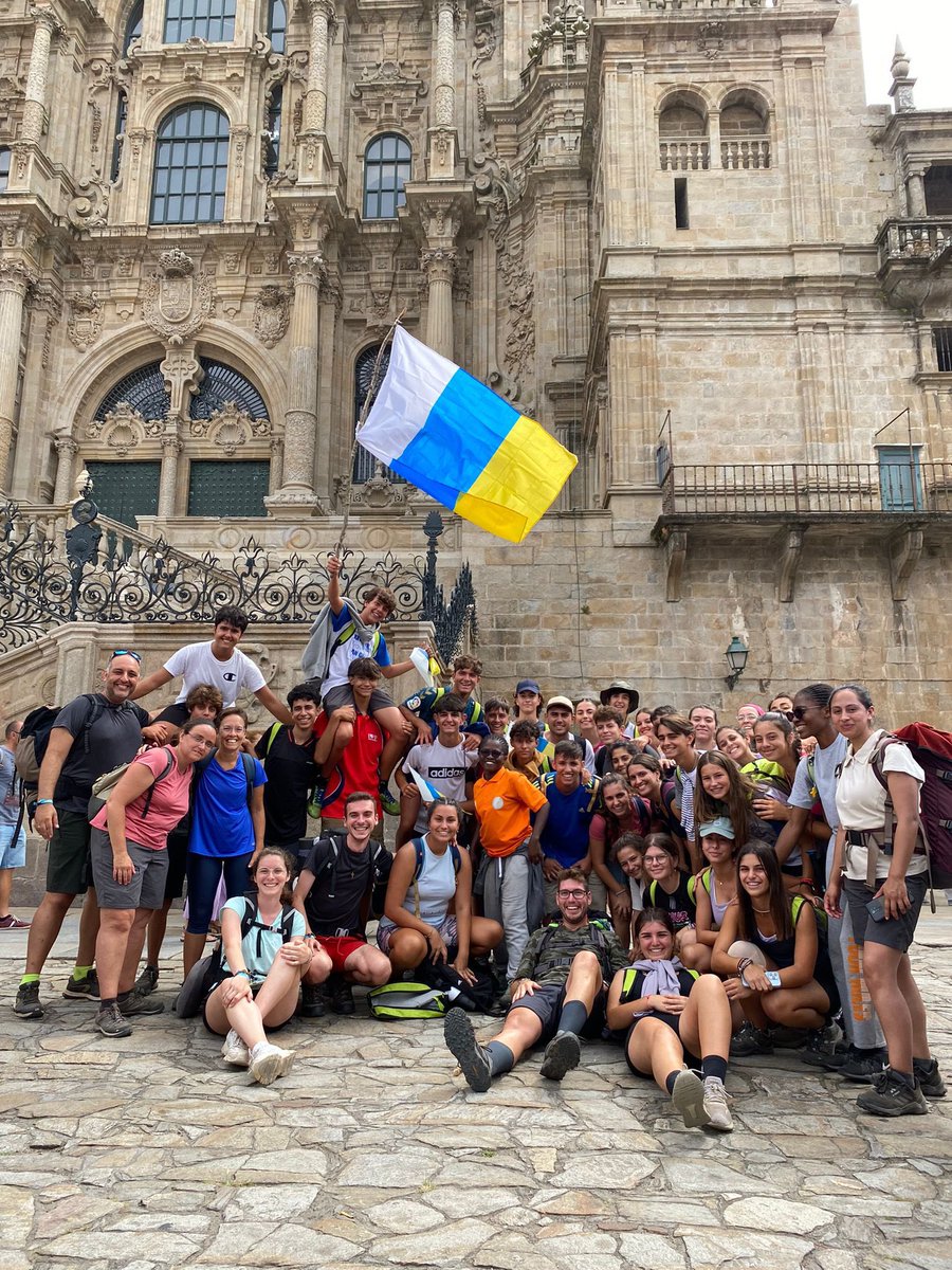 NazaretArrecife's tweet photo. Bravo, campeones!!!! Superado el calor, el cansancio, las dificultades del camino… ya en SANTIAGO!!! 👏👏👏👇#Pej22 #NazaretEnCamino https://t.co/w5RB3vSry8