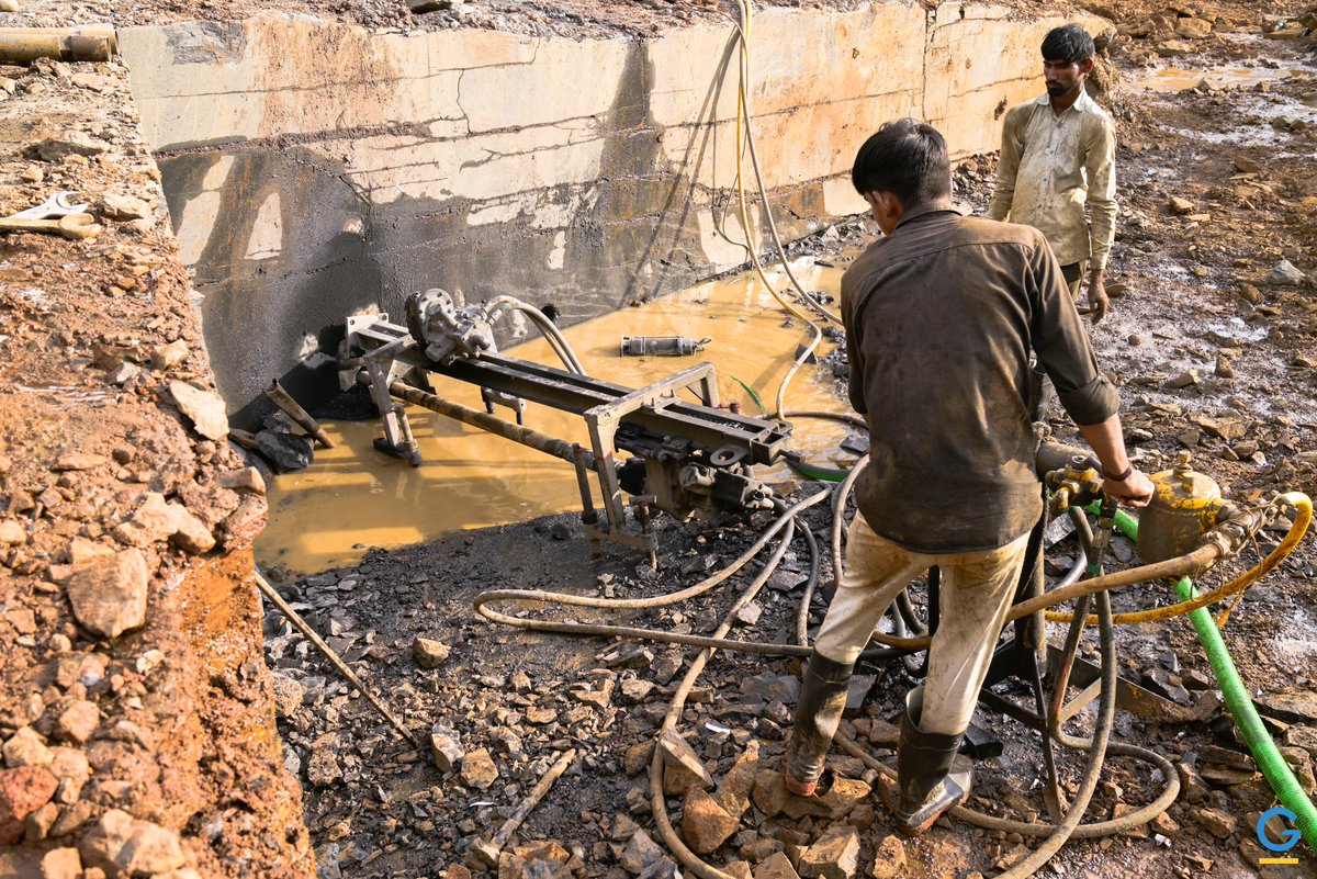 Drilling through black basalt, preparing it for diamond cutting

#diamondcutting #drilling #basalt #infrastructure #construction #excavation #foundation #rockcutting #rock