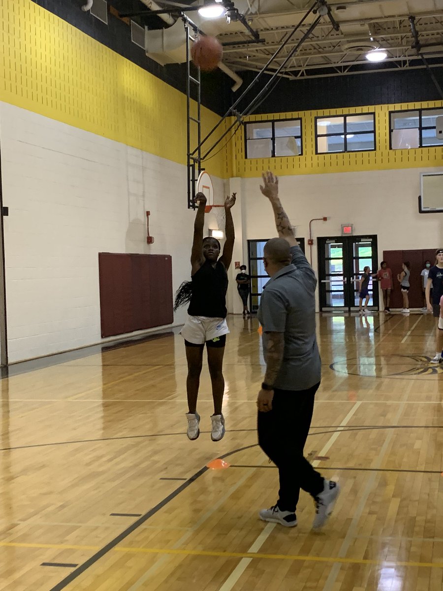 officiallyali's tweet photo. A great first night in the gym to start off our GLP Youth Program Fall/Winter season. Open workouts continue next Tuesday night. Contact me for info! #GLP #GLPYouthProgram #wbb #basketball #MoCo #PG #Howard #DC https://t.co/bbzkVjALG0