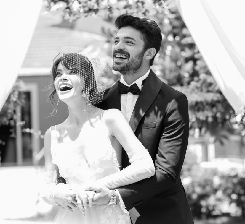 Elimiyy__'s tweet photo. Happy last #GizliSaklı day 😭😔😭😔

Let's enjoy our #NazMir one last time 💛🦋 https://t.co/FKoda1K1Qr
