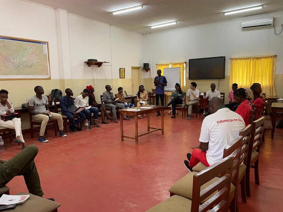 GroupeURD's tweet photo. Plusieurs ateliers ont lieu cette semaine à #Bangui afin d’aller à la rencontre de la société civile, et de créer des espaces de dialogue &amp; d'échanges sur l’#environnement et la #jeunesse avec notre partenaire centrafricain Peace &amp; Development Watch. 
👉https://t.co/NkhuhstBQf https://t.co/4UiJaiFGUx