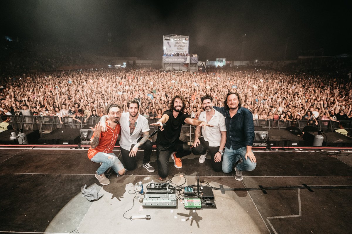 IZALmusic's tweet photo. El domingo fue una noche increíble. 
Siempre es un placer volver al @LowFestival , uno de nuestros primeros grandes festivales. 
G R A C I A S por vuestro calor y vuestro derroche de energía, un año más 🔥
Fotazas de @GloriaNM  
#IZAL #GiraHogar https://t.co/YXEPGPiAyr