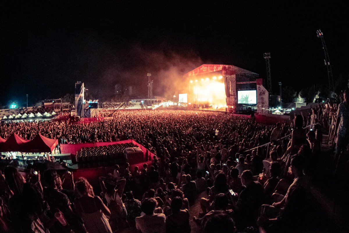 IZALmusic's tweet photo. El domingo fue una noche increíble. 
Siempre es un placer volver al @LowFestival , uno de nuestros primeros grandes festivales. 
G R A C I A S por vuestro calor y vuestro derroche de energía, un año más 🔥
Fotazas de @GloriaNM  
#IZAL #GiraHogar https://t.co/YXEPGPiAyr