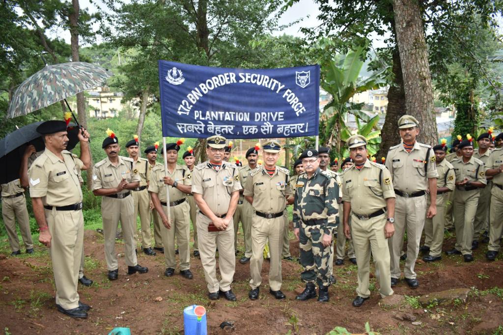 BSF_Meghalaya's tweet photo. 𝗡𝗨𝗥𝗧𝗨𝗥𝗘 𝗡𝗔𝗧𝗨𝗥𝗘 𝗙𝗢𝗥 𝗕𝗘𝗧𝗧𝗘𝗥 𝗙𝗨𝗧𝗨𝗥𝗘

On 02 Aug 2022, under the theme of #AazadiKaAmritMahotsav, a Plantation Drive was carried out in the presence of Sh Sandeep Rawat, DIG #BSF Jowai during which 250 saplings were planted in the BSF camp Mawpat, Shillong https://t.co/TXuClhGnDK