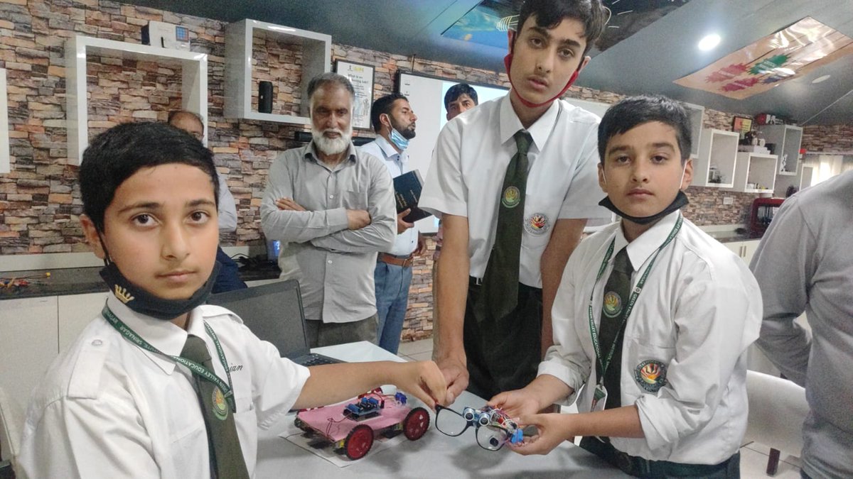 AIMtoInnovate's tweet photo. MD @DrChintan_V along with the #AIM team visited @gvei_srinagar in #Srinagar!🙌

The visit included, students showcasing their innovations developed at the #AtalTinkeringLabs. 

➡️The interaction provided valuable insights towards building over 500 ATLs across Jammu and Kashmir. https://t.co/if7yYU6m2x