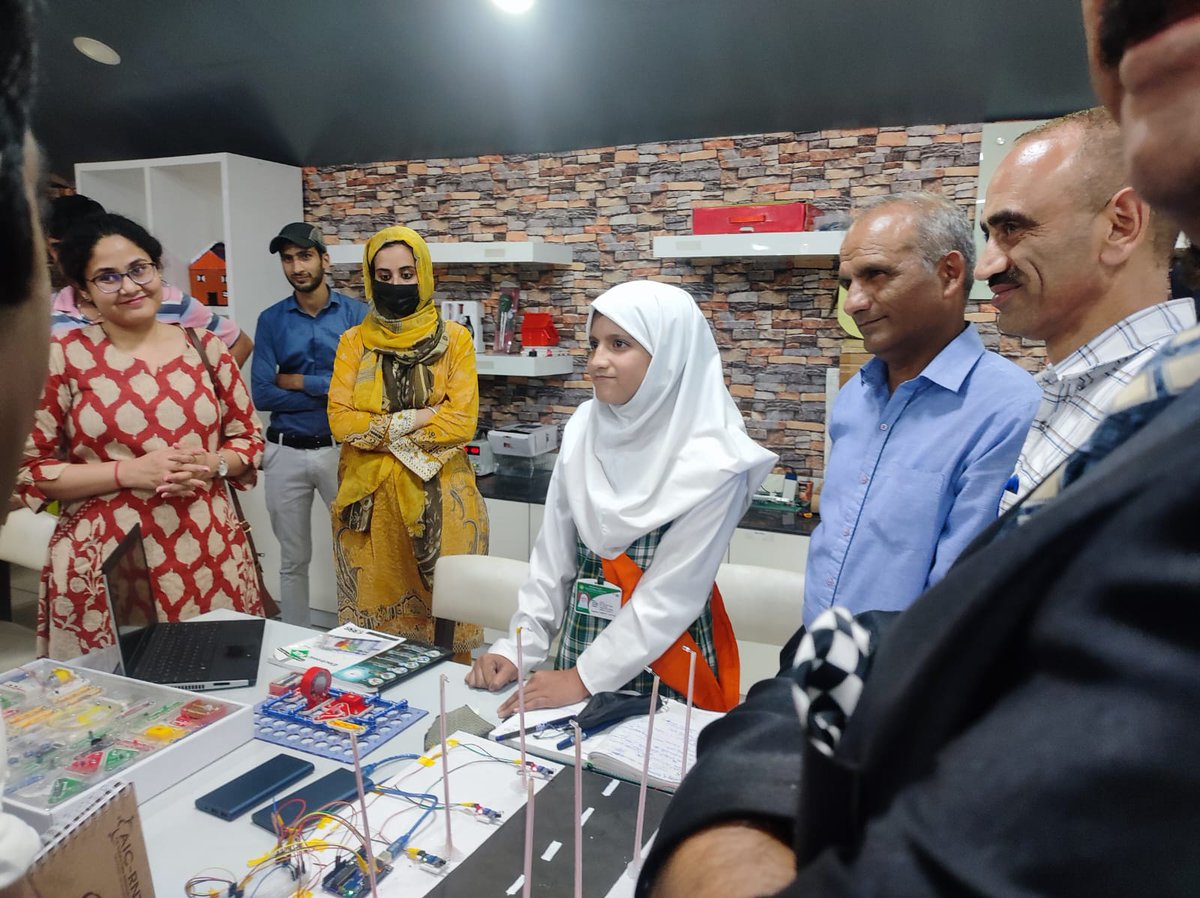 AIMtoInnovate's tweet photo. MD @DrChintan_V along with the #AIM team visited @gvei_srinagar in #Srinagar!🙌

The visit included, students showcasing their innovations developed at the #AtalTinkeringLabs. 

➡️The interaction provided valuable insights towards building over 500 ATLs across Jammu and Kashmir. https://t.co/if7yYU6m2x