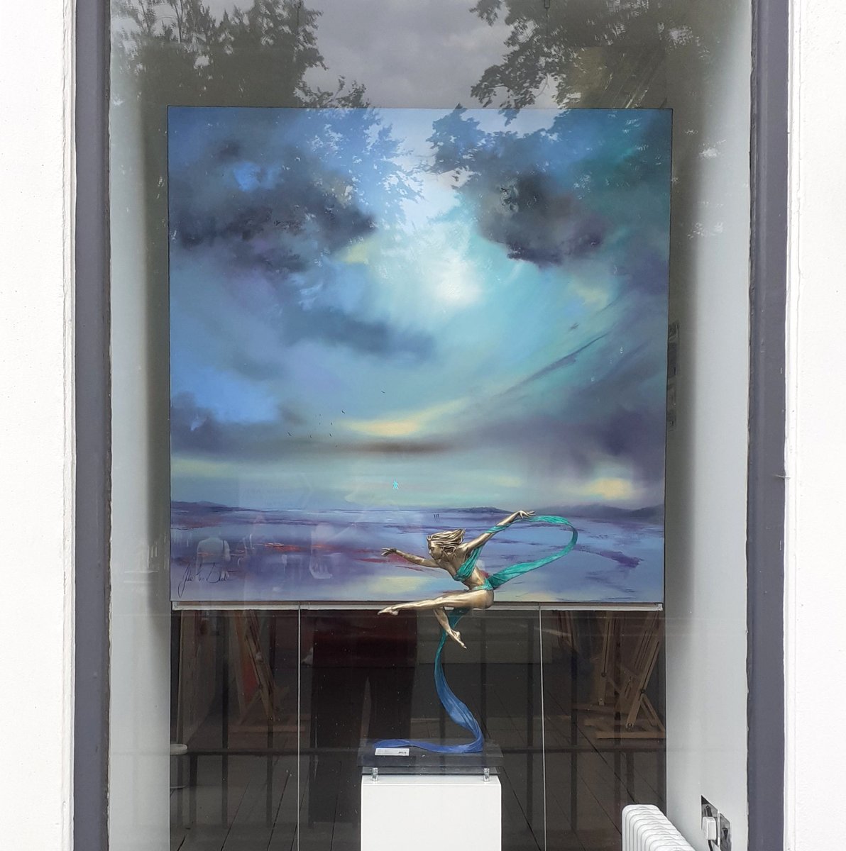 GalleryWatson's tweet photo. A splash of summer colour in one of our #watsonwindows this week, feauturing Julie Ann https://t.co/IdxjWokyYZ) and Julie Tanner (https://t.co/ScErjSDDvI)... see more from each artist inside!
#artgallerywindow #painting #sculpture #femaleartists #summerart #artgalleryedinburgh https://t.co/HgXT8w89Ql