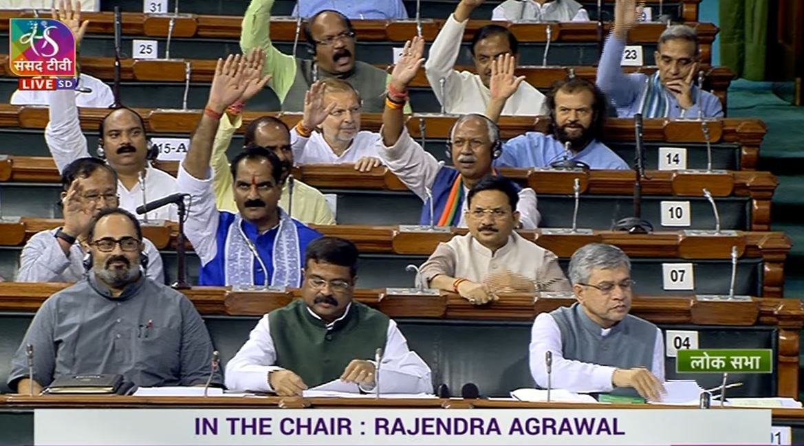 DDNewslive's tweet photo. #MonsoonSession: Lok Sabha passes 'The Central Universities (Amendment) Bill, 2022'.

@dpradhanbjp 
@EduMinOfIndia https://t.co/hEoUjH450Z