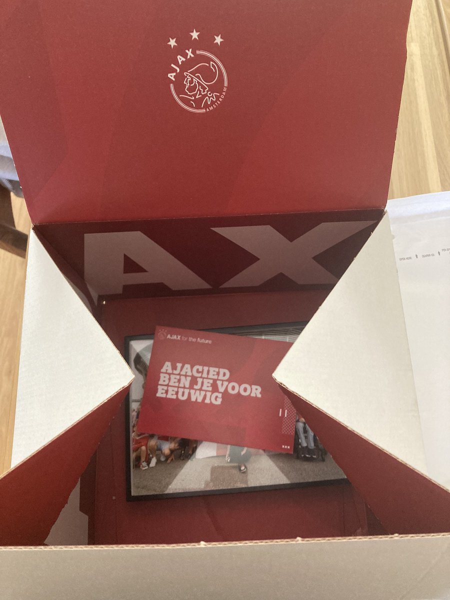 Net werd er aangebeld door de postbezorger. Afzender: <a href="/AFCAjax/">AFC Ajax</a> ❤️❤️❤️