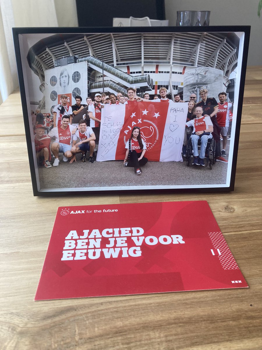 mnbassey's tweet photo. Net werd er aangebeld door de postbezorger. Afzender: @AFCAjax ❤️❤️❤️ https://t.co/0OsRKVGPQ9