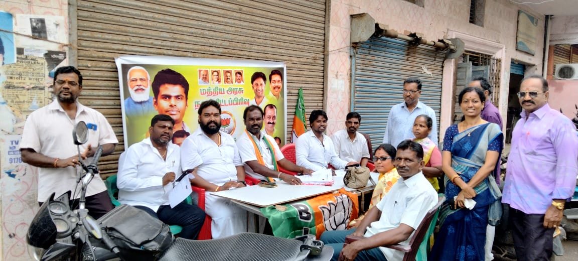 Rengaraja18's tweet photo. மத்திய அரசு நலத்திட்ட பிரிவின்  மாவட்டத் தலைவர் திரு. R. ரெங்கராஜா தலைமையில் மாவட்ட துணைத் தலைவர்கள். மாவட்டச் செயலாளர்கள். ஏற்பாட்டின் பேரில் மத்திய அரசு நலத்திட்டங்கள் துறைமுகம் கிழக்கு தொகுதி 60வது வட்டத்தில் உள்ள பொது மக்களுக்கு வழங்கப்பட்டது. https://t.co/E6LkISanLi