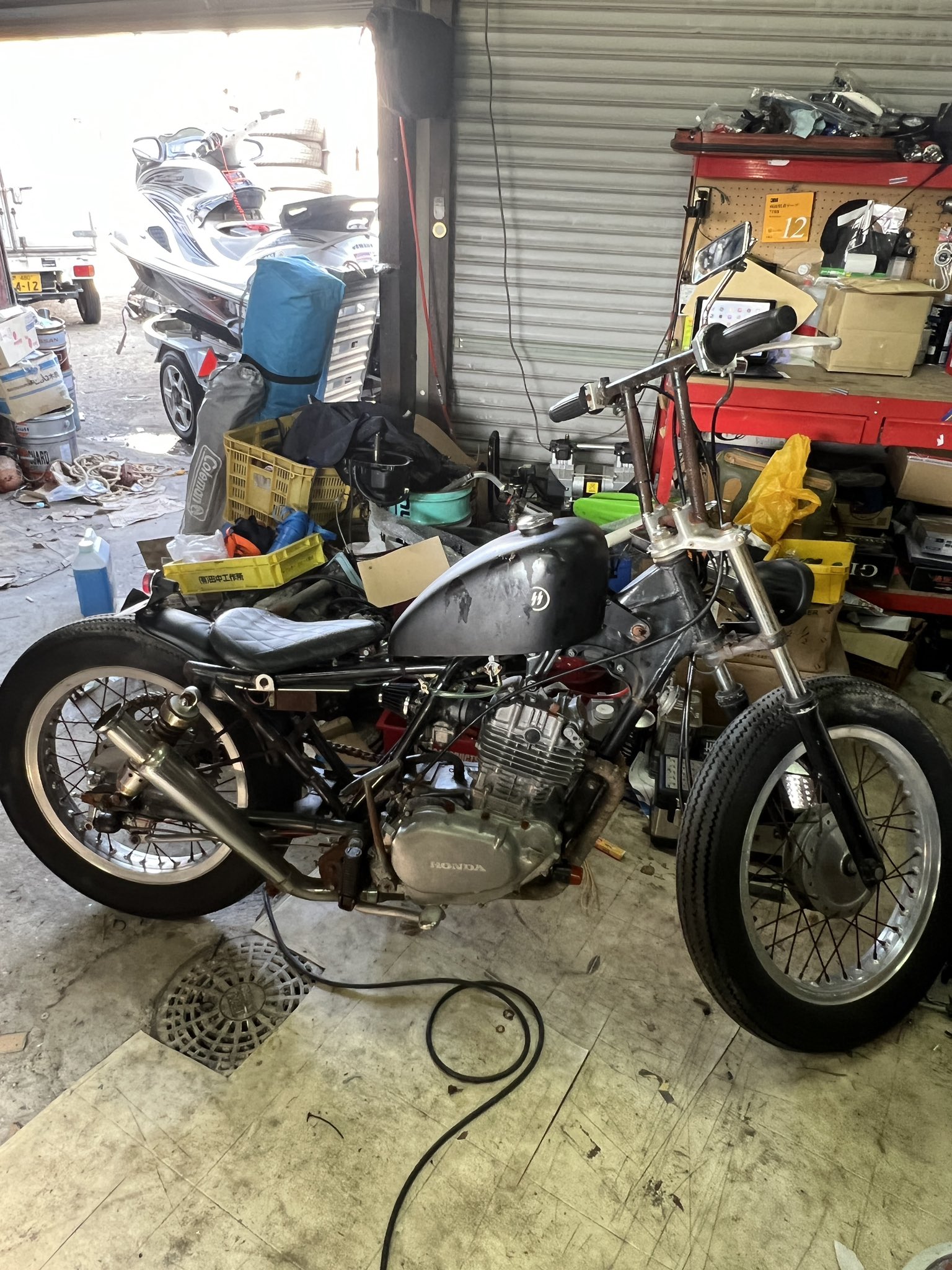 マルチ ボーイ さて今回の商品紹介です ホンダシルクロード250カスタムになります セルは無いのでキックスタートになります ホットロッド風にカスタムしてます 不具合は白煙が出てるのとタンク錆 各種傷錆有りますがエンジン元気良く吹け上がります