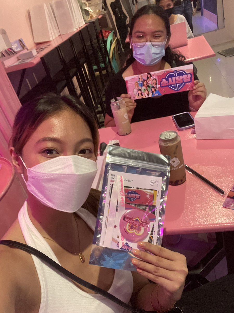 taengsbeshie's tweet photo. so happy I dropped by @cafe_squareone today and was able to cop their #SNSD fankit <3 

also met some Davao s♡nes for the first time. my heart is full! hmu if ur swing by the cafe on aug 5th for the watch party 📺 let’s be friends! 🤗 

#FOREVER1 #GirlsGeneration https://t.co/9U6DDSDKor
