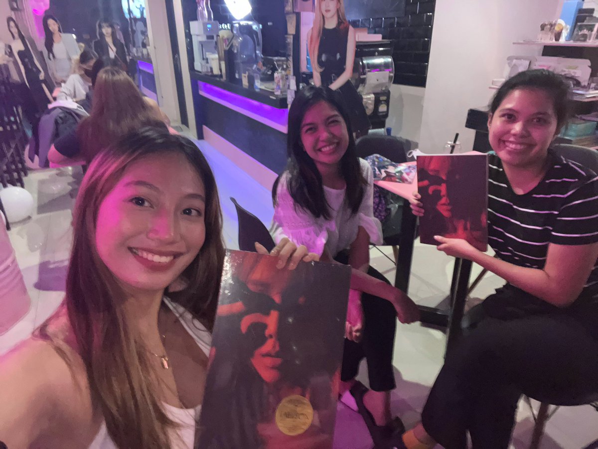 taengsbeshie's tweet photo. so happy I dropped by @cafe_squareone today and was able to cop their #SNSD fankit <3 

also met some Davao s♡nes for the first time. my heart is full! hmu if ur swing by the cafe on aug 5th for the watch party 📺 let’s be friends! 🤗 

#FOREVER1 #GirlsGeneration https://t.co/9U6DDSDKor