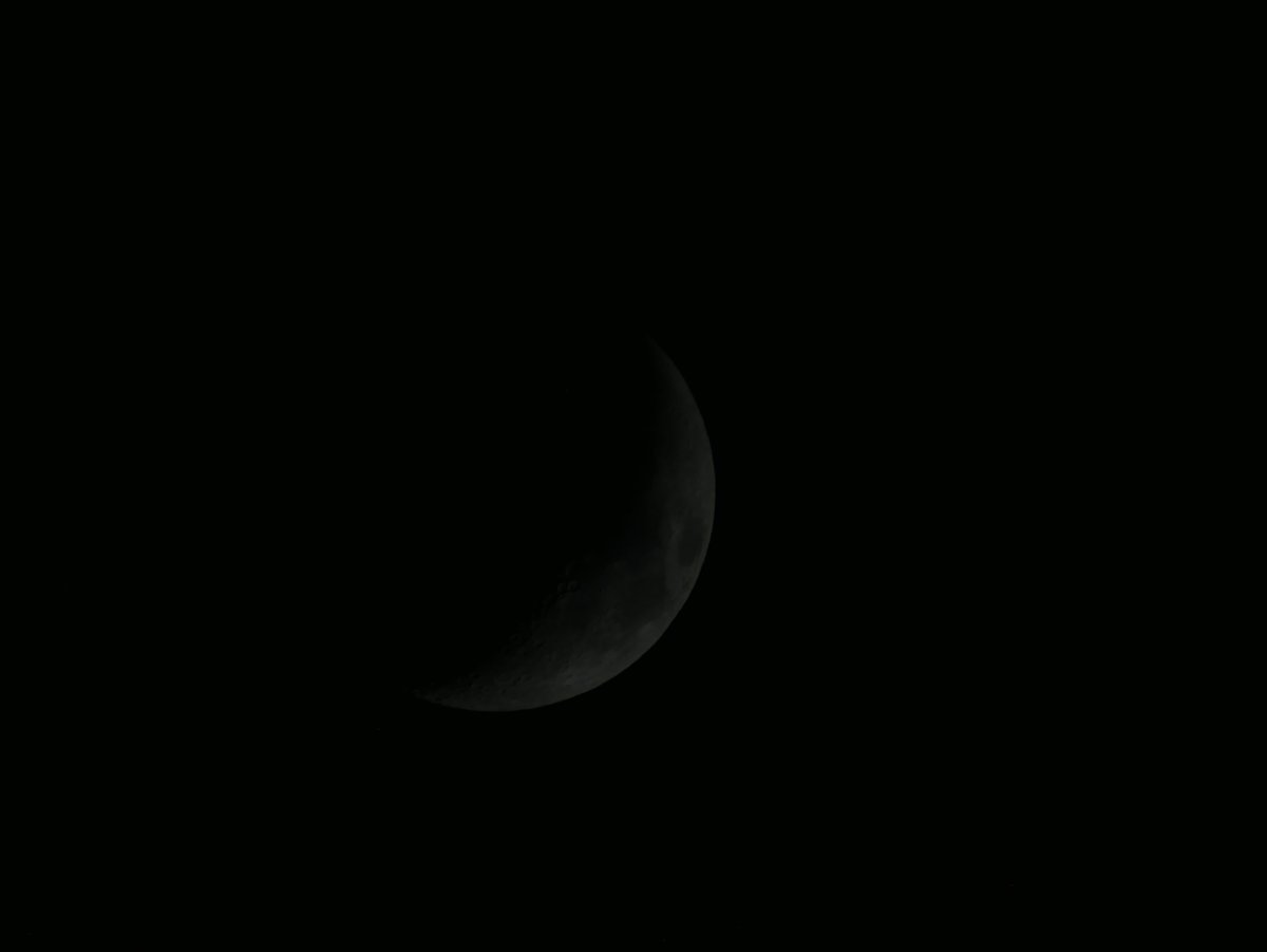 TsukushiMv's tweet photo. 今宵の月は月齢5
実験的にISO感度ごとに撮ってみた。ISO100,400,800,1250の順。
他の設定値は700mm F14 1/500
マイクロフォーサーズでも月は問題ない。
ボディ内手ぶれ補正がほしい。
#イマツキ 
#Panasonic #LUMIX #DMCG7 #G7 https://t.co/Vn8OAOCKcj