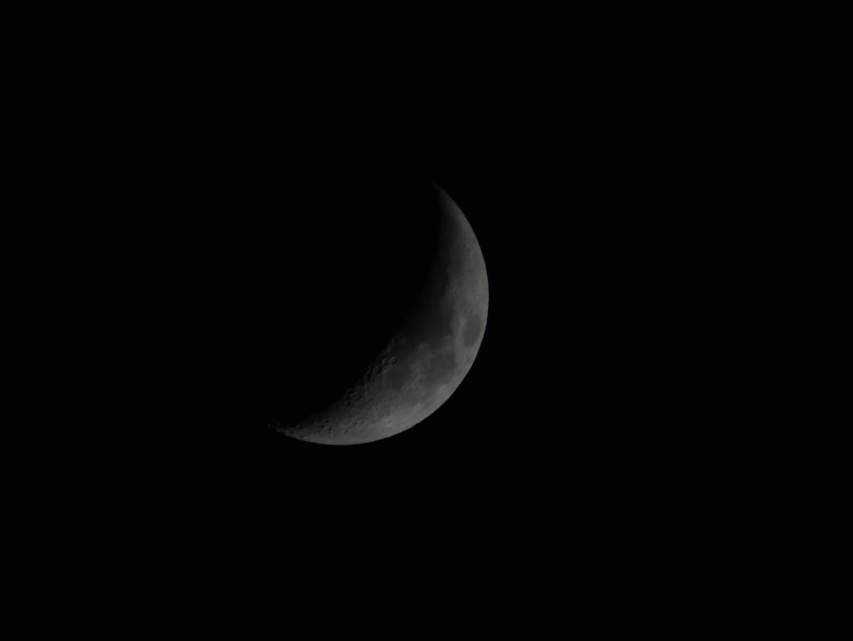 TsukushiMv's tweet photo. 今宵の月は月齢5
実験的にISO感度ごとに撮ってみた。ISO100,400,800,1250の順。
他の設定値は700mm F14 1/500
マイクロフォーサーズでも月は問題ない。
ボディ内手ぶれ補正がほしい。
#イマツキ 
#Panasonic #LUMIX #DMCG7 #G7 https://t.co/Vn8OAOCKcj