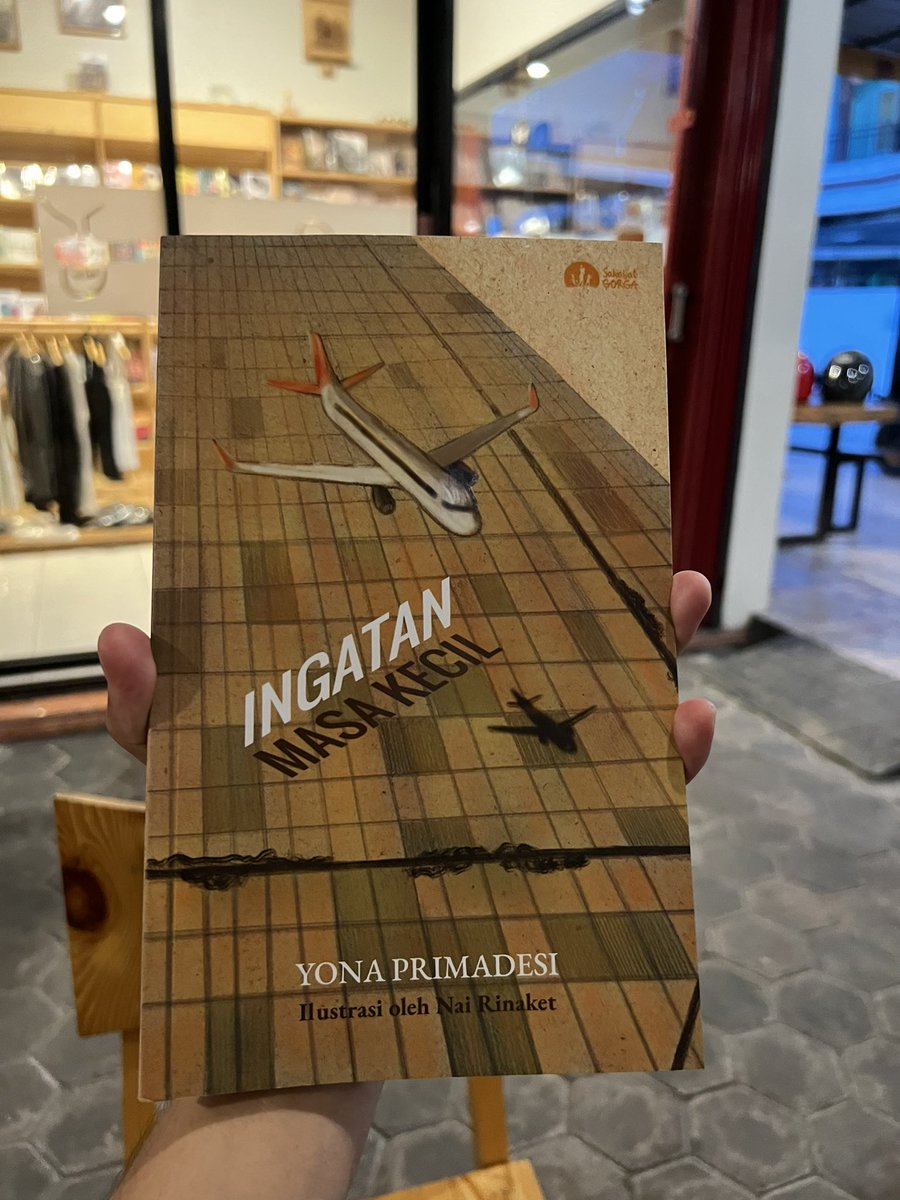 Hari ini nemu buku puisi yang beda dari kebanyakan buku puisi yang pernah ku temukan di toko buku. 

Mau tau apa bedanya? 
Beli aja sendiri 🤣

<a href="/PenerbitGorga/">Penerbit Gorga</a>