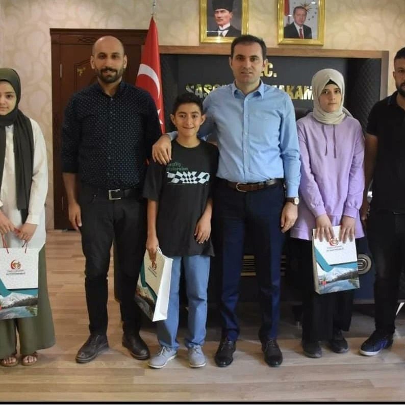 Liselere Giriş Sınavında ilçemizde dereceye giren öğrencimiz Ensar Eren GÜRSES'e İlçe Kaymakamımız Sayın Murat METE tarafından hediye verildi. 
Öğrencimizi tebrik eder, başarılarının devamını dileriz 😊