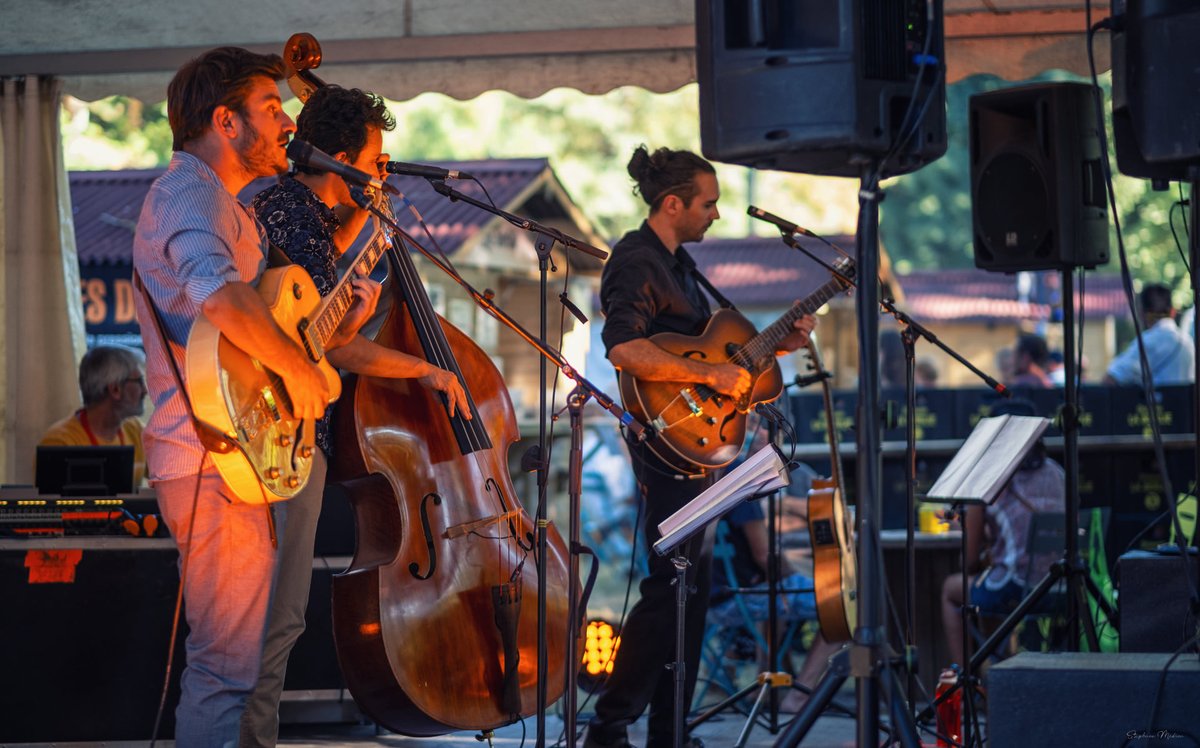 Dernier Apéro concert  de l'été devant le théâtre de Brive !
Samedi 27 août, Avec Jamais deux sans trois, répertoire de chansons swing françaises et internationales de 11h à 13h. tous l'agenda 👉 bit.ly/3BGNdvR
