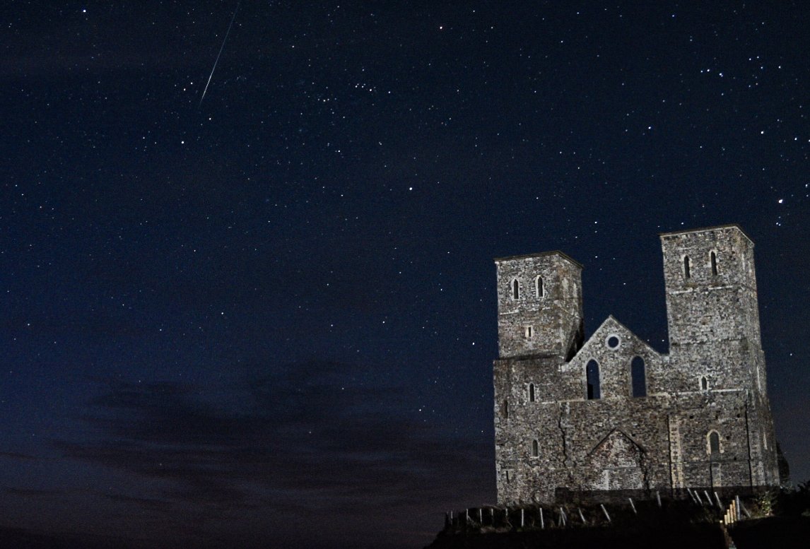 DarbsUK's tweet image. @UKMeteorNetwork Couple of Meteors from last night.
#meteorshower #meteor #Reculvertowers #hernebay
