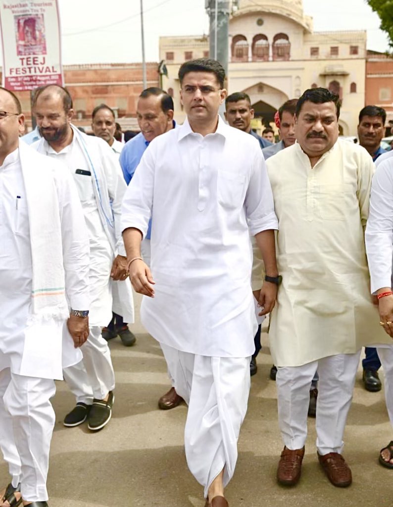 QamarAnchor's tweet photo. पायलट का ये लुक कैसा लगा? https://t.co/NIyToD4WxR