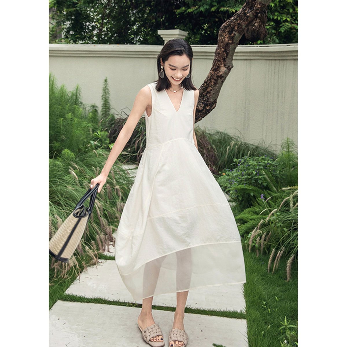 ssisilofficial's tweet photo. V-neck Sleeveless Onepiece
Color：Apricot

ふんわりしたシルエットとチュールの透け感が印象的なワンピース。
さりげない肌見せで大人っぽさを演出する1枚です😏

▽詳しくはこちら
https://t.co/4SdEAjZDPc

＃Ssisil ＃シーシル ＃ワンピース ＃肌見せアイテム ＃きれいめコーデ #今日のコーデ https://t.co/cTVbY4vq6v
