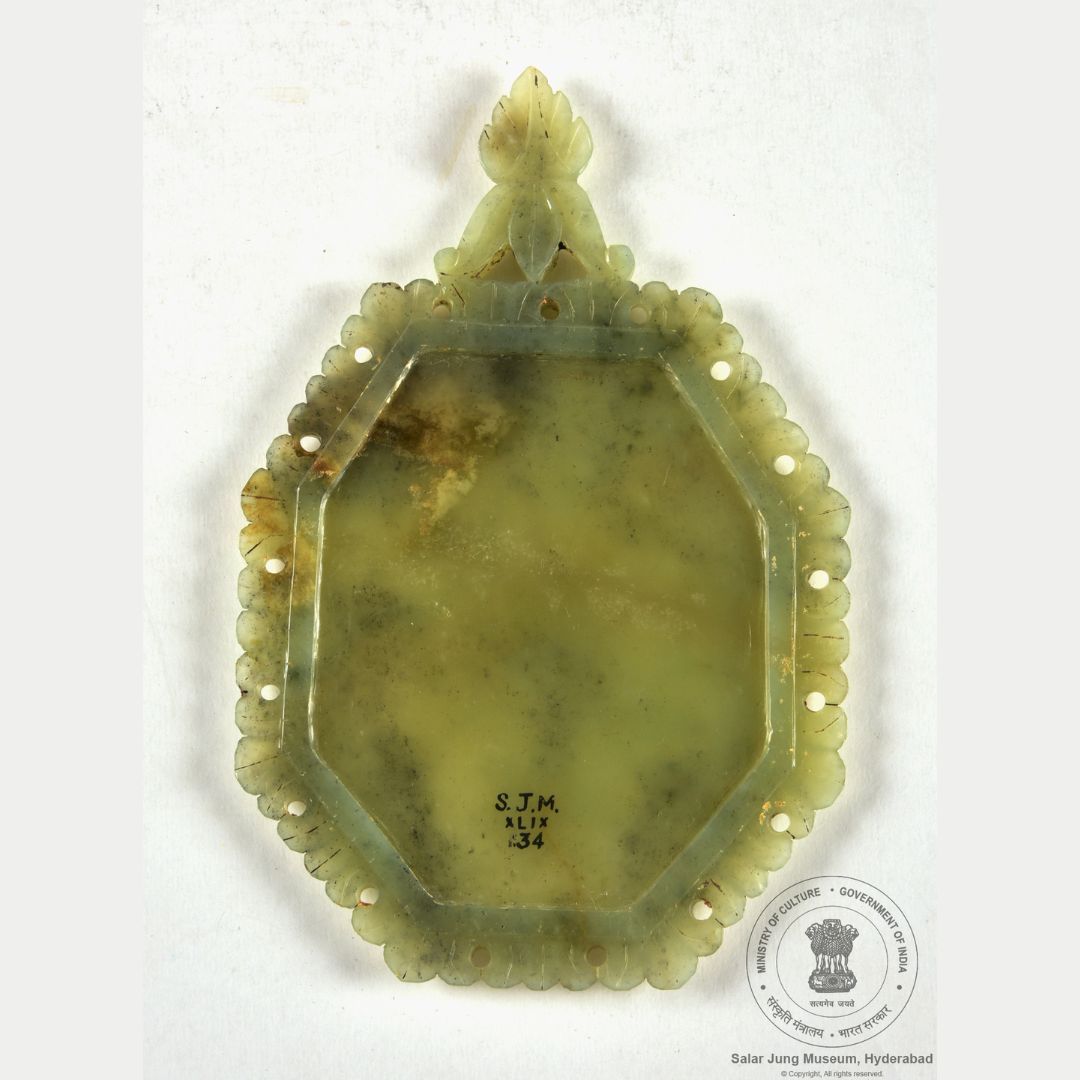 sjmhyd's tweet photo. This octagonal grape-colored hand mirror frame is carved out of jade. The front is recessed for the mirror, with a perforated arch boundary. The back of the frame is carved with floral motifs belonging to the Mughal era, India, 18th century.
#SalarJungMuseum #jade #mirrorframe https://t.co/uWwW9UwXDp
