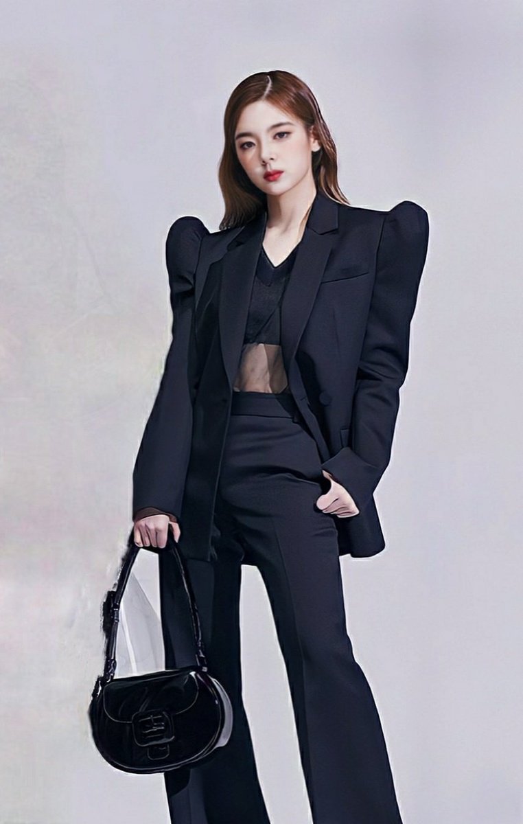 lialand_'s tweet photo. choi Lia in the suit hits different https://t.co/gUJCd9eZIR