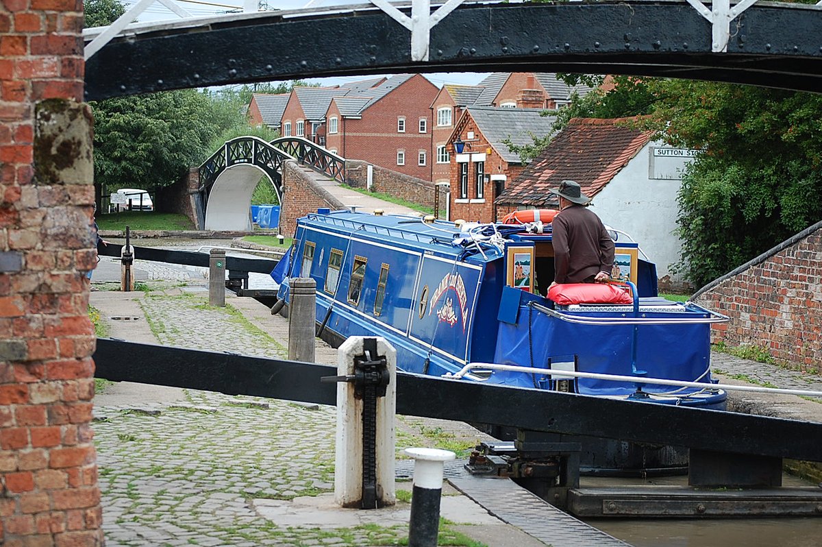 retired_tom's tweet photo. From my archives
#August 2010
#CanalRiverTrust #OxfordCanal #SuttonStop #Bridge #Lock #Narrowboat
#Canals & #Waterways can provide #Peace & #calm
for your own #Wellbeing #Lifesbetterbywater https://t.co/tNp5aNN807