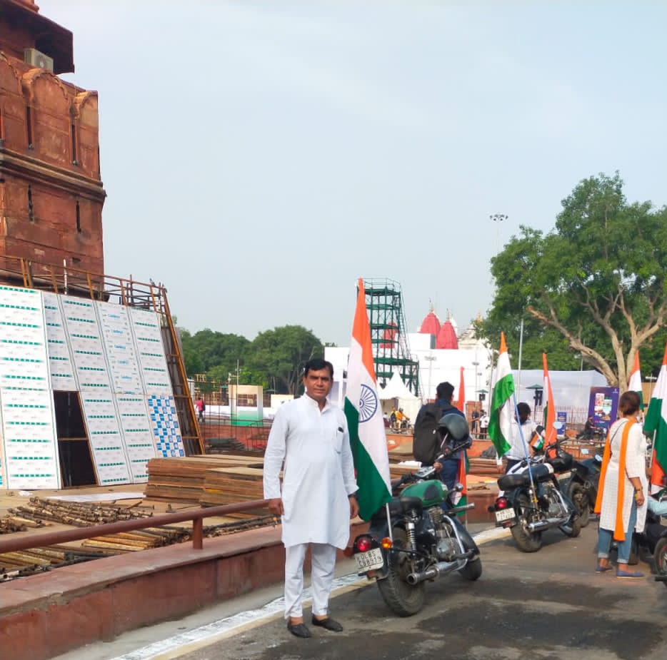 DEVINDERBJPSD's tweet photo. लालकिले से विजय चौक तक सांसदों की घर-घर तिरंगा बाइक रैली को माननीय उपराष्ट्रपति श्री वेंकैया नायडू जी ने हरी झंडी दिखाकर किया रवाना। मुझे भी इस रैली में भाग लेने का मिला सौभाग्य।
#HarGharTirangaAabhiyan

देवेंदर कुमार
उपाध्यक्ष 
भाजपा, जिला दक्षिणी दिल्ली https://t.co/dDicCXPjtr