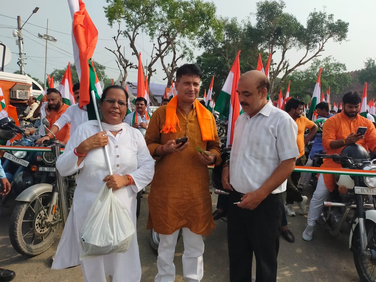 DEVINDERBJPSD's tweet photo. लालकिले से विजय चौक तक सांसदों की घर-घर तिरंगा बाइक रैली को माननीय उपराष्ट्रपति श्री वेंकैया नायडू जी ने हरी झंडी दिखाकर किया रवाना। मुझे भी इस रैली में भाग लेने का मिला सौभाग्य।
#HarGharTirangaAabhiyan

देवेंदर कुमार
उपाध्यक्ष 
भाजपा, जिला दक्षिणी दिल्ली https://t.co/dDicCXPjtr