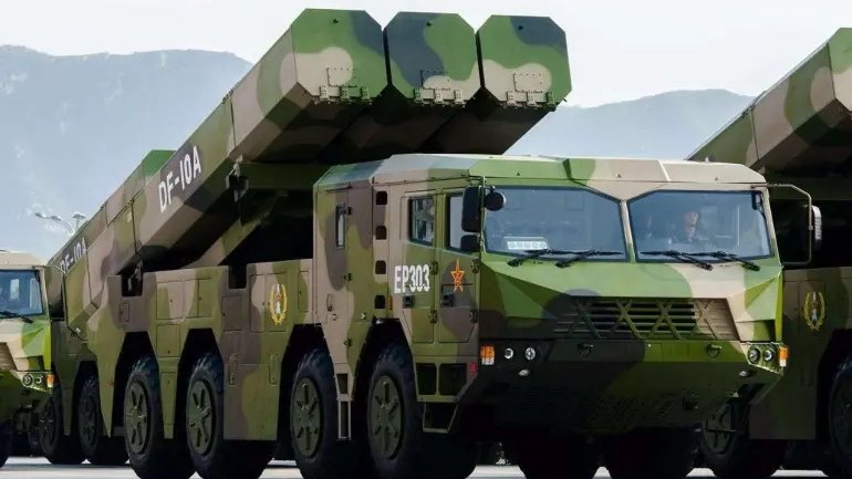 Military_idv_tw's tweet photo. 共軍軍演內容曝光　東部射飛彈丶西部射擊火箭 阻撓美軍介入
https://t.co/J5fEm7JXNM
共軍宣佈在4日至7日在台灣週邊六個區域進行軍事演習，台灣內部研判共軍在東部進行的是各型飛彈試射，在台灣西北部丶海峽中線進行的應是長程火砲及長程火箭彈實彈射擊，試圖阻撓美軍介入並挑戰海峽中線

圖：中國央視 https://t.co/OyFOqVo660