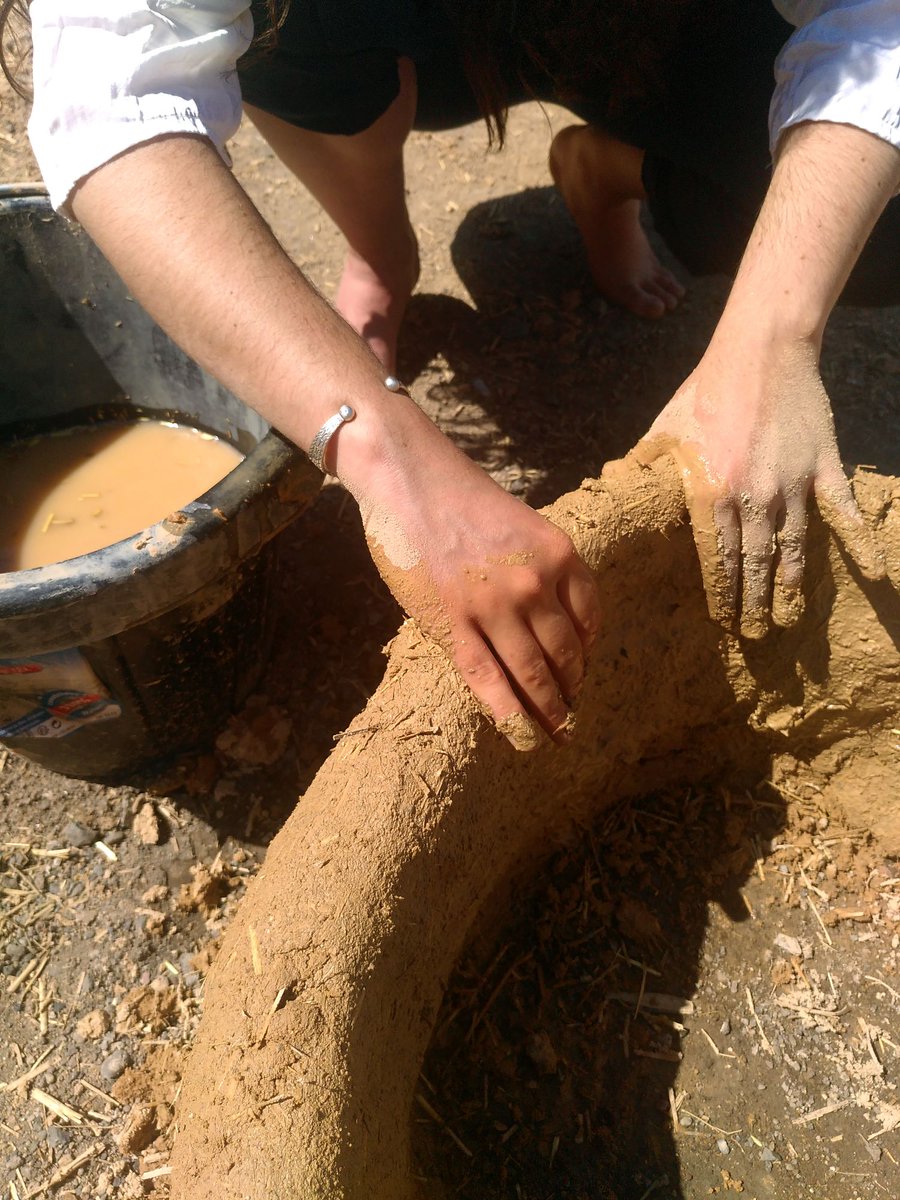 BiennaleDesign's tweet image. ☀ À l&apos;occasion de la #BiennaleDesign2022, tous les visiteurs étaient invités à mettre les mains dans la terre pour construire des teuleks.
➡Le Magazine de la Biennale est revenu sur l&apos;histoire de ces constructions et la question de l&apos;habitat en Afrique : citedudesign.com/fr/a/construir…