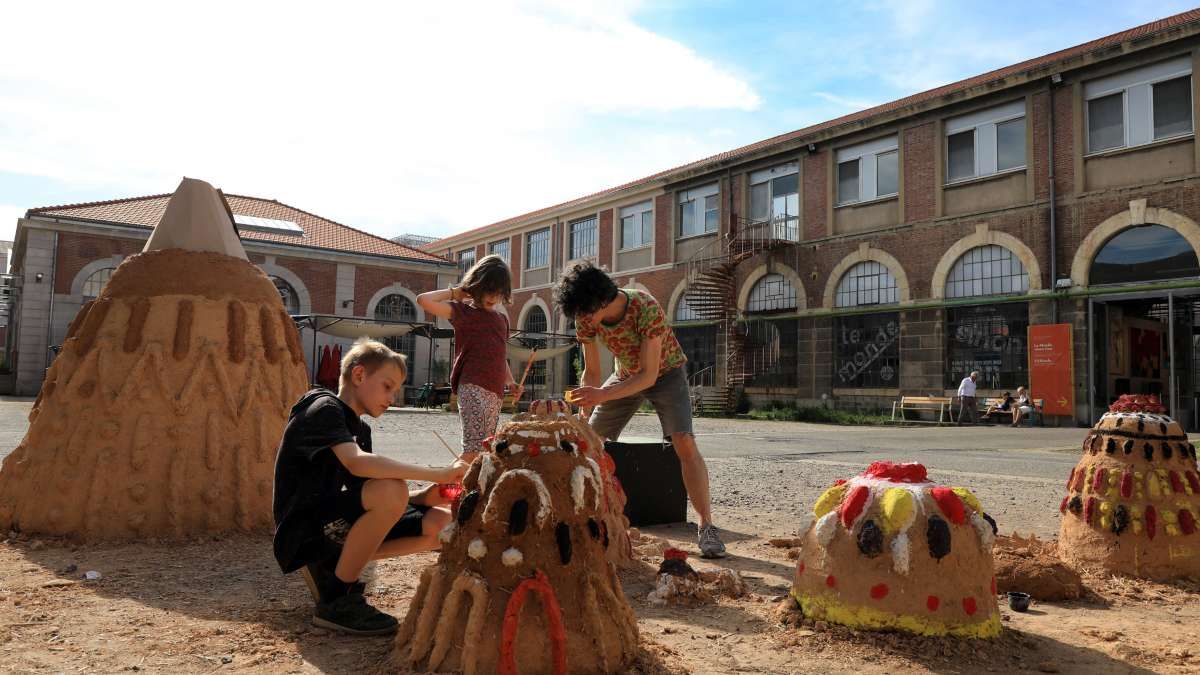 BiennaleDesign's tweet image. ☀ À l&apos;occasion de la #BiennaleDesign2022, tous les visiteurs étaient invités à mettre les mains dans la terre pour construire des teuleks.
➡Le Magazine de la Biennale est revenu sur l&apos;histoire de ces constructions et la question de l&apos;habitat en Afrique : citedudesign.com/fr/a/construir…