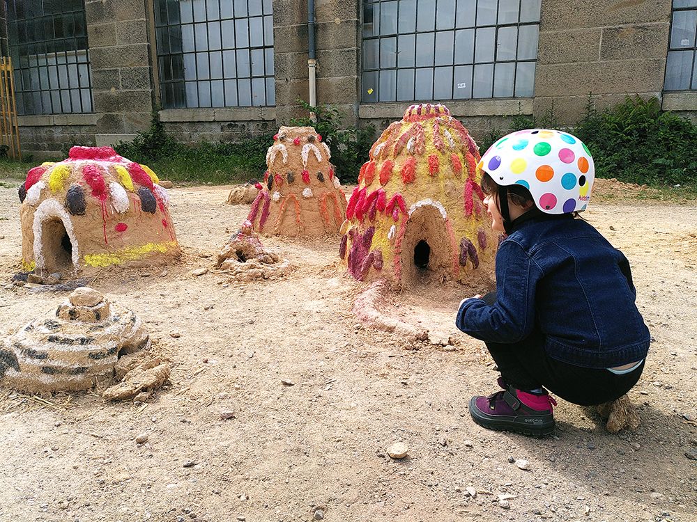 BiennaleDesign's tweet image. ☀ À l&apos;occasion de la #BiennaleDesign2022, tous les visiteurs étaient invités à mettre les mains dans la terre pour construire des teuleks.
➡Le Magazine de la Biennale est revenu sur l&apos;histoire de ces constructions et la question de l&apos;habitat en Afrique : citedudesign.com/fr/a/construir…