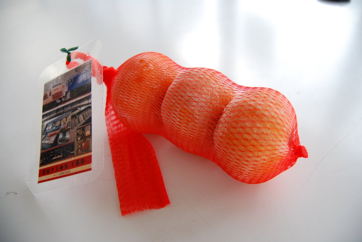 夏季限定〕冷凍みかん販売スタート! 赤い網に入った冷凍みかん。昭和