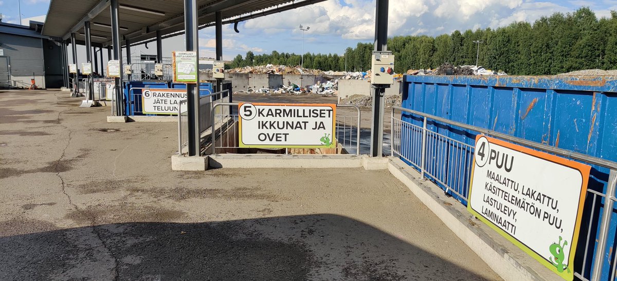 At a Finnish landfill. You need to sort and pricing depends on what you bring and how difficult it is to recycle. 💪