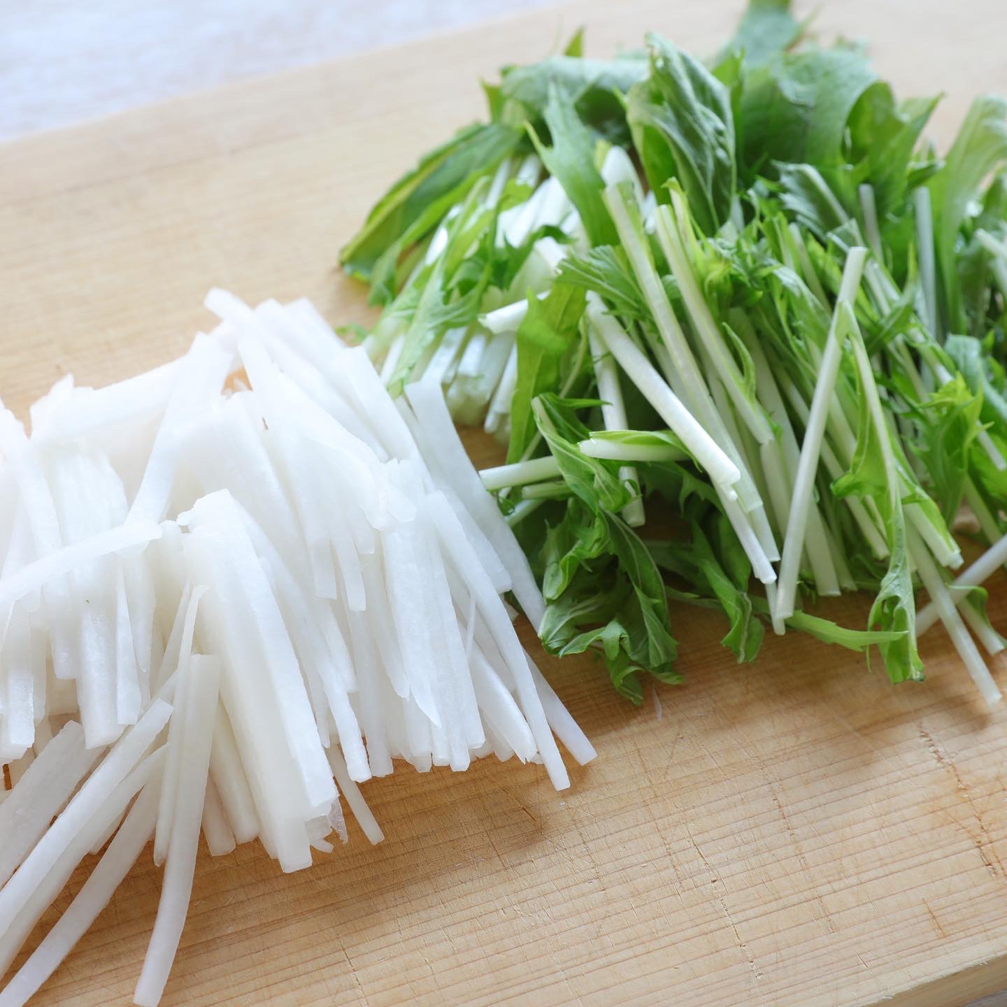 ぐっち夫婦 料理家 下準備 大根は皮を剥き千切りに 水菜は3 4cm幅に切る 大葉は千切りにする 大根 水菜 大葉をさっと合わせる ツナは軽く油を切る 鍋にたっぷりの湯を沸かして塩を入れ ともに分量外 スパゲッティを表記時間通りゆで 流水