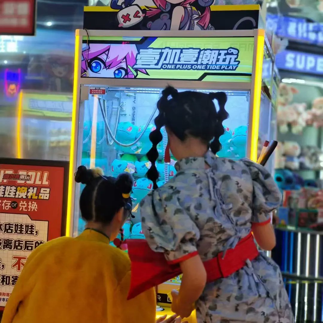 luckyjudya's tweet image. The beautifulscenery of the claw machine shop.#funstationuk#arcade#winner#jurassicworld#fun#clawmachines#cranemachines