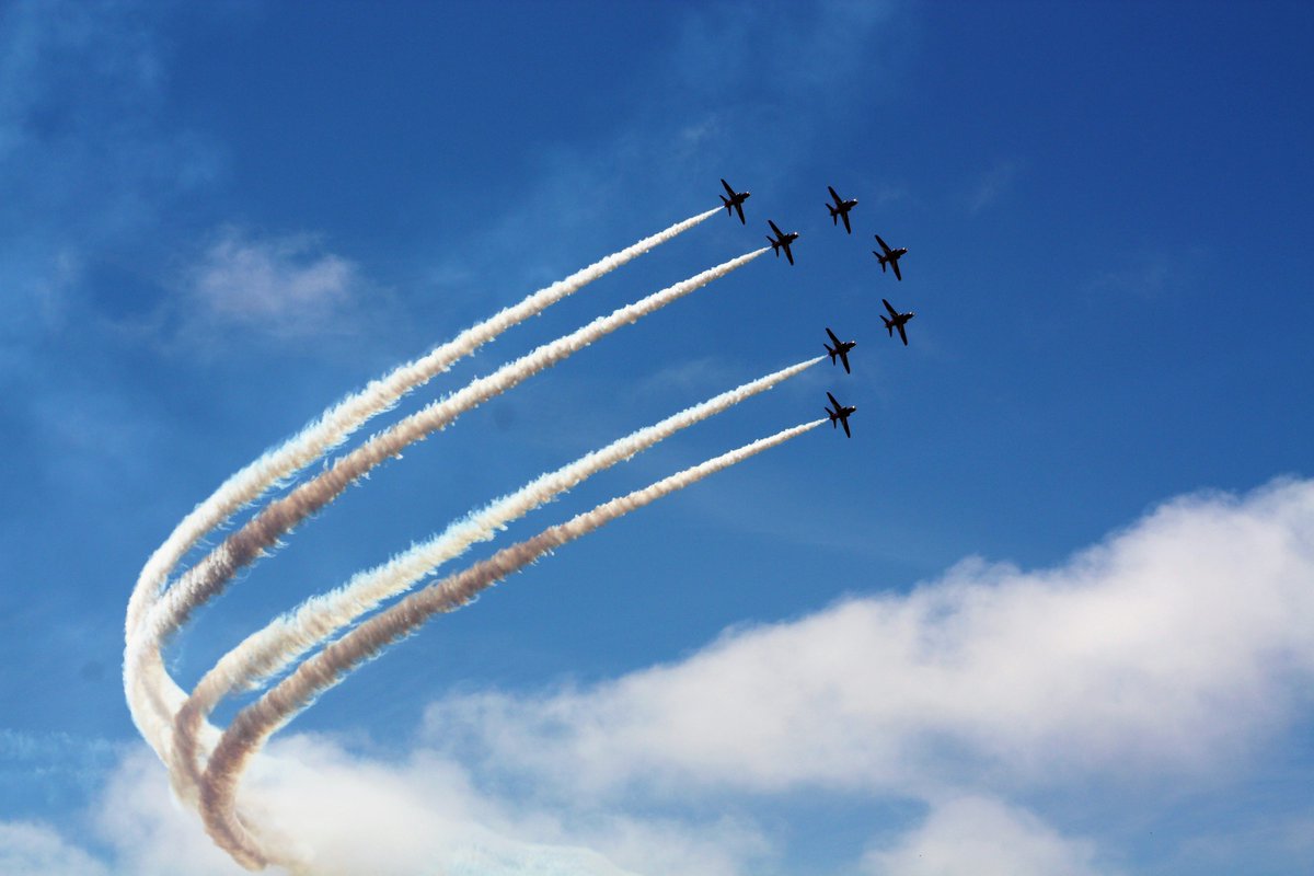 RickyMacca6's tweet photo. @rafredarrows @SouthportAir Red Arrows whizzing around Southport. https://t.co/5XdDmPpcN6