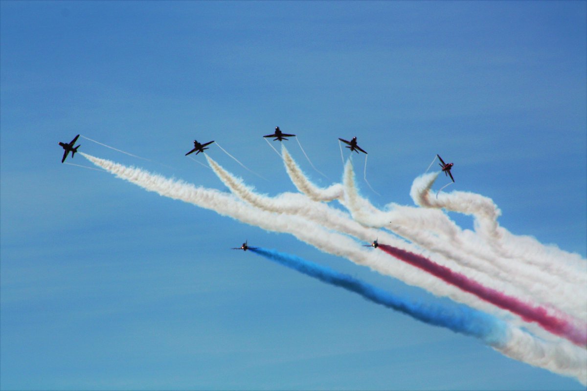 RickyMacca6's tweet photo. @rafredarrows @SouthportAir Red Arrows whizzing around Southport. https://t.co/5XdDmPpcN6