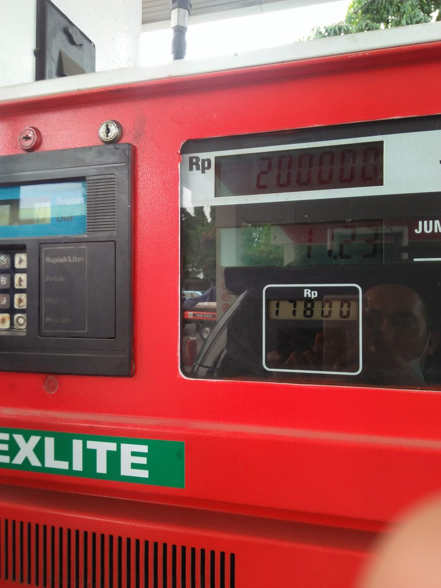DahLuGe's tweet photo. Dexlite naik lagi 2.800, sebelumnya dibulan juli naik 2.500, dalam jangka sebulan lho, 23 hari malah.. gokil, pertalite juga mulai dilangkain bilangnya abis terus kaya premium dulu. Ada apa si ini sebenernya? #KatanyaMerdeka https://t.co/s9tCe19CfS