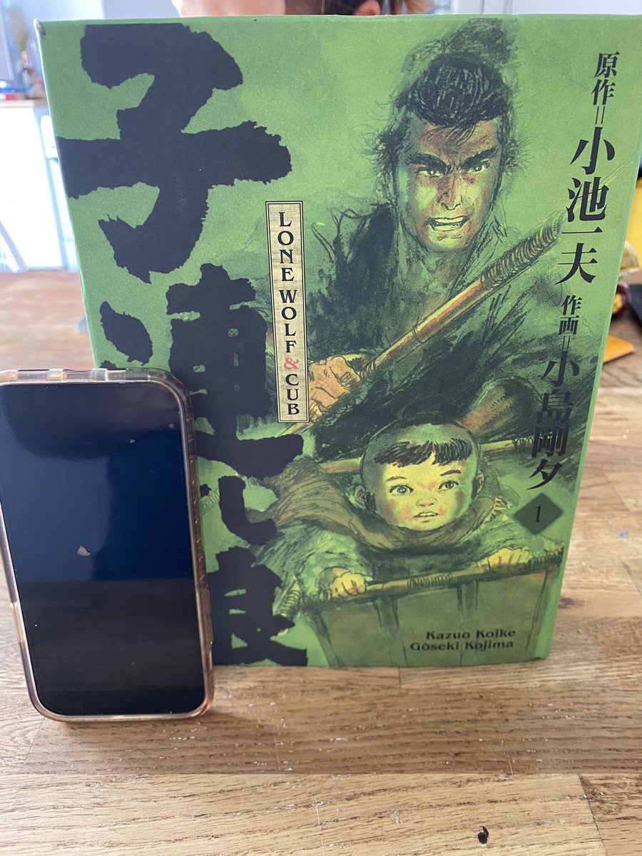 FGC_PhantoM's tweet photo. Autre acquisition, le vol.1 de la toute dernière réédition du manga Lonewolf and Cub, manga qui commence à dater(Kazuo Koike, Gōseki Kojima, 1970) et que je voulais depuis longtemps. J’avais juste lu le début en scan il y a longtemps. Le tel c’est pour comparer. @PaniniManga 1/3 https://t.co/a8fDNleTUU